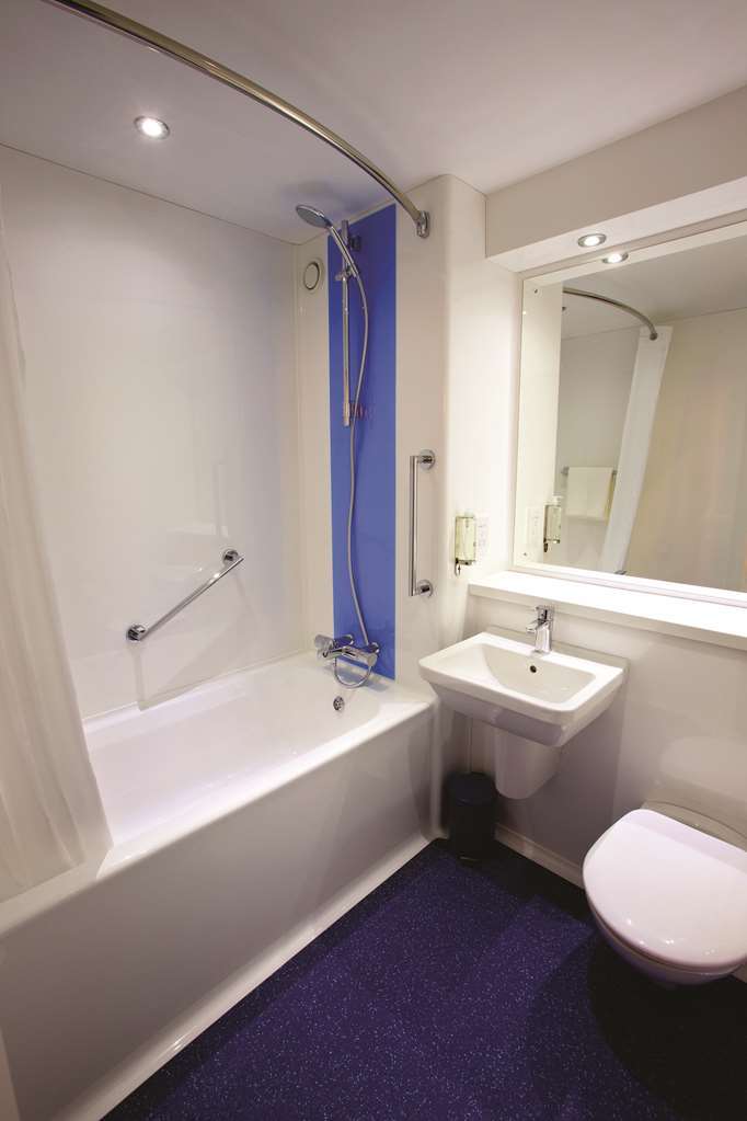 Travelodge Birmingham Kingswinford Oda fotoğraf